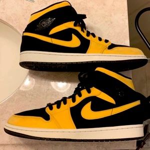 Air Jordan 1 Mid "Reverse New Love"